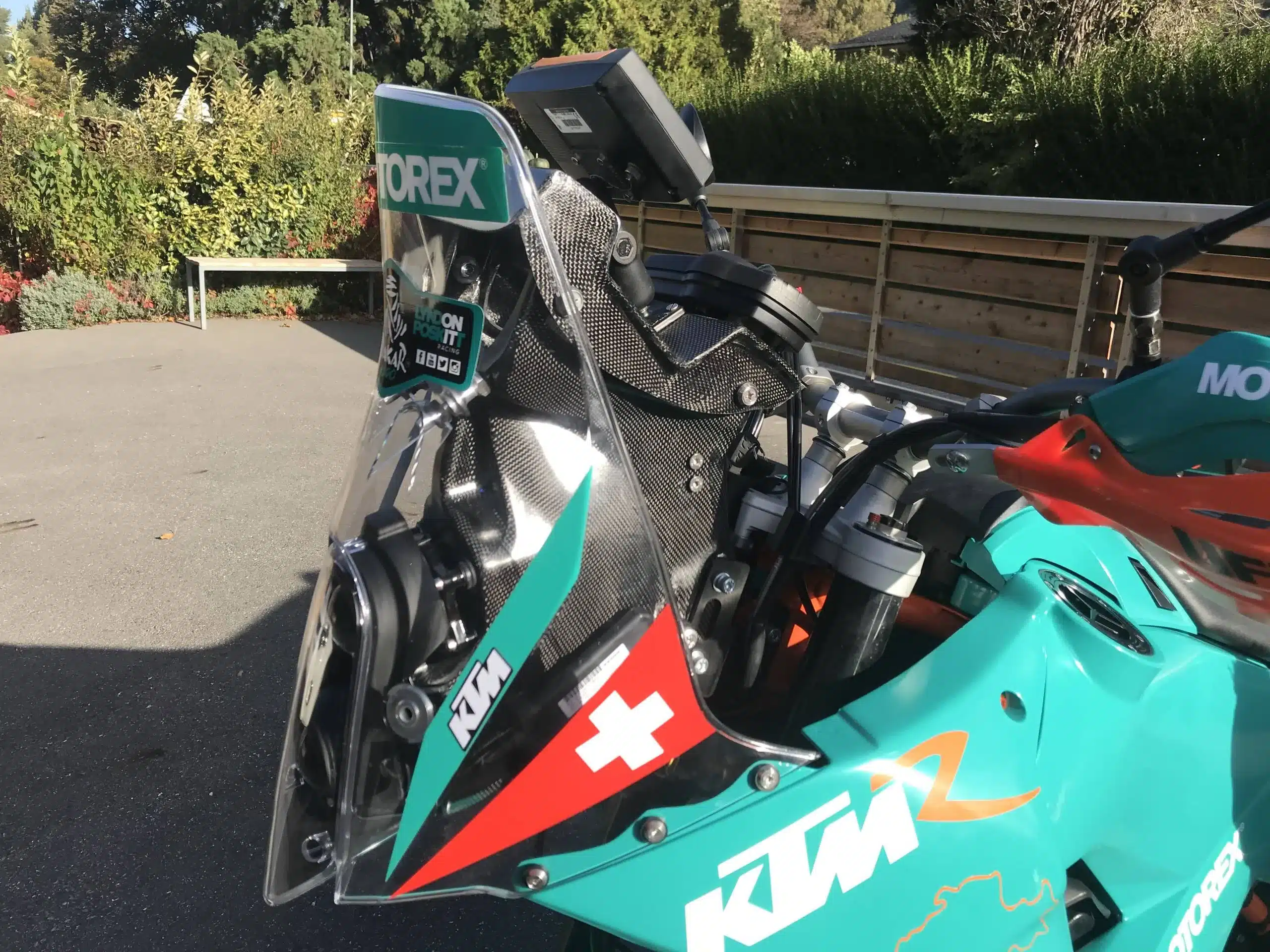 KTM 9X0 Rally mit Carbon-Navigation-Tower, Swiss-Design und MotoRex-Farbgebung
