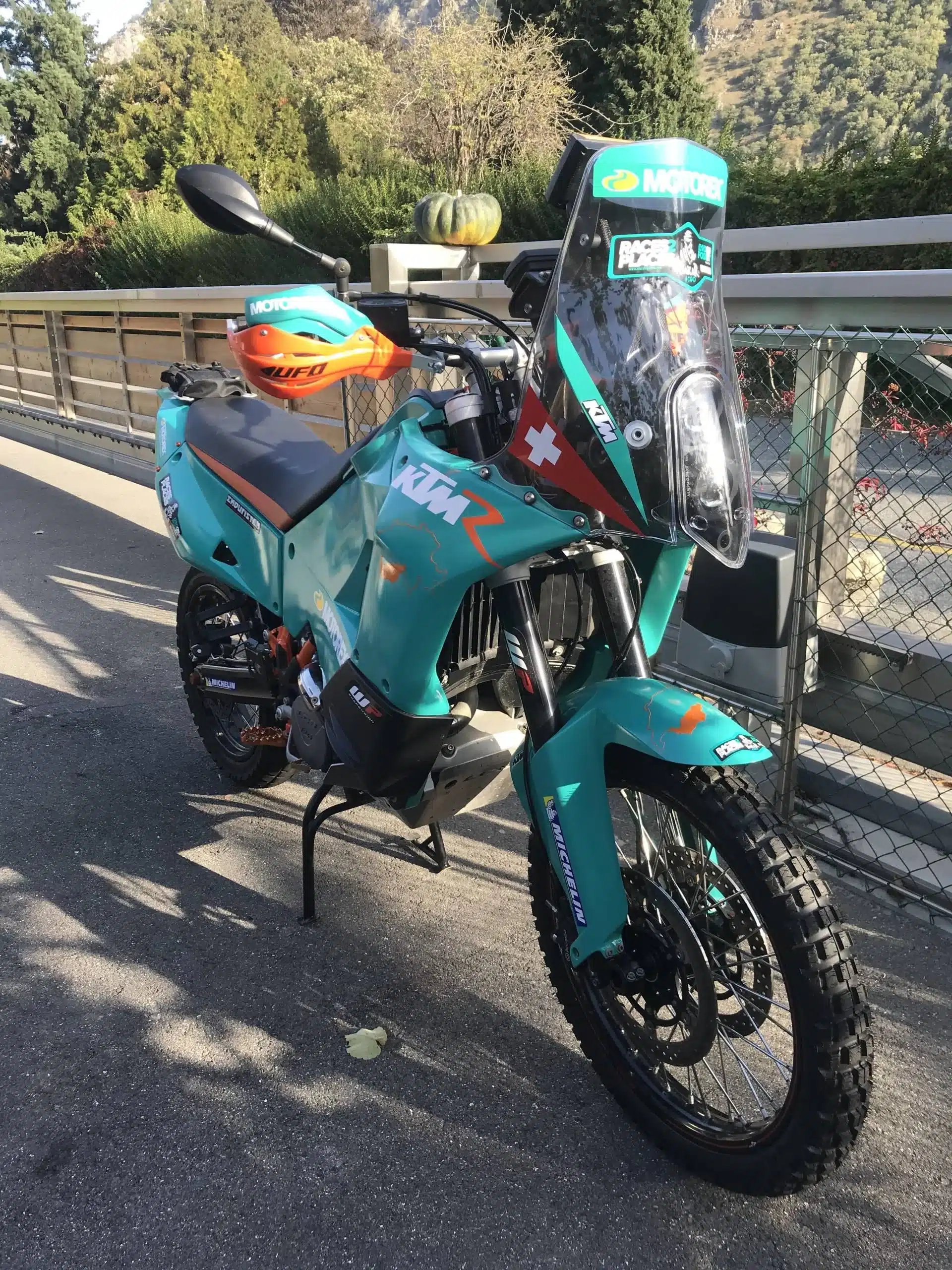 KTM 9X0 Rally Umbau im MotoRex-Look mit hohem vorderen Kotflügel, Navigation Tower und Offroad-Ausrüstung auf Straße geparkt.