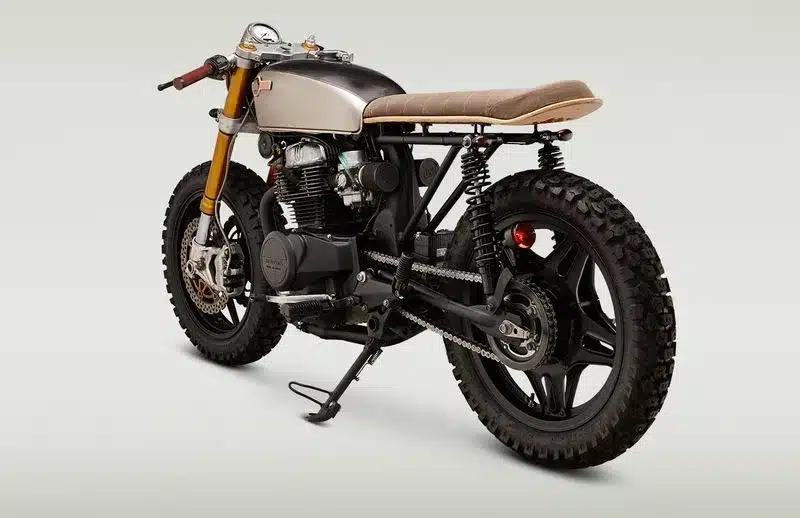 Custom-Umbau einer Honda CB450T Le Renard mit grobstolligen Reifen, Skateboard-Sitzbank und modernisierter Frontansicht