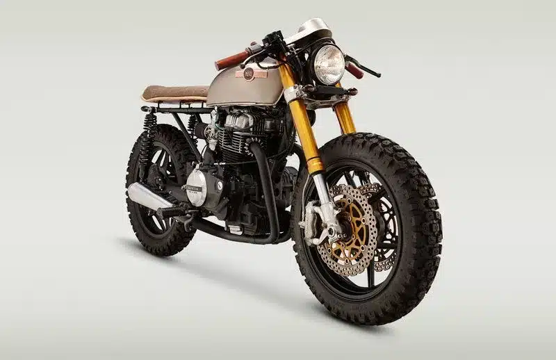 Honda CB450T Le Renard Custom-Bike mit Kunstsitzbank, goldener Upside-Down-Gabel und grobstolligen Dual-Sport-Reifen