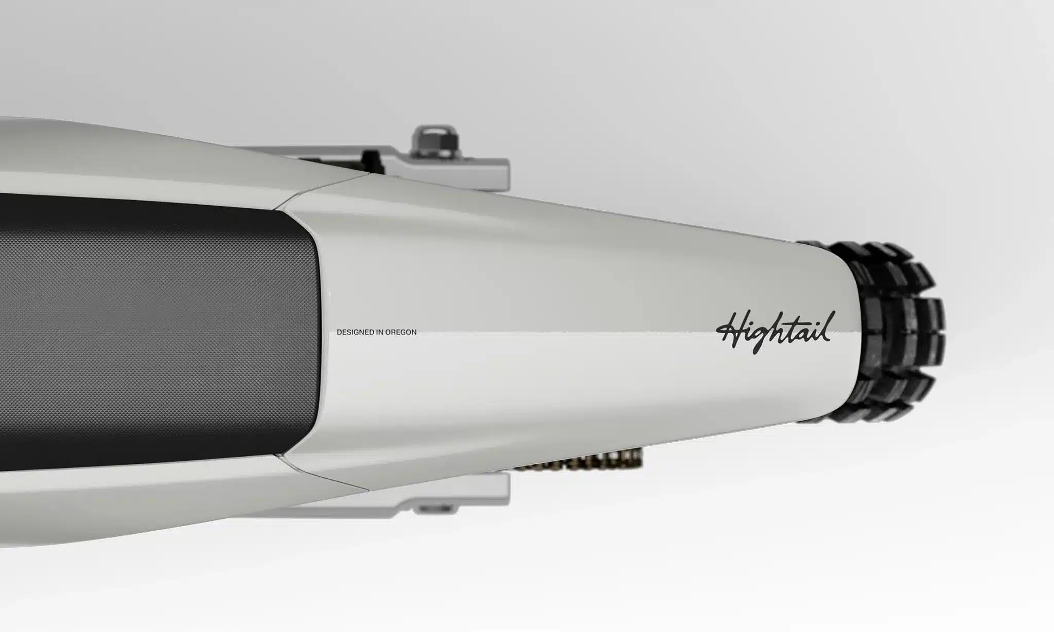 Oberansicht des Sitzbereichs und Hinterrads vom LiveWire Hightail Elektrodirtbike, mit Schriftzug Hightail.