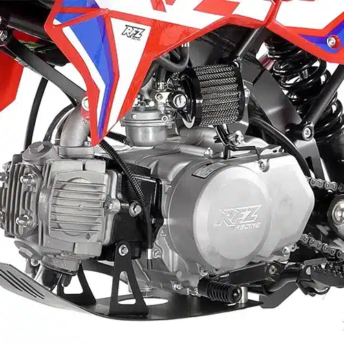 Nahaufnahme des Motors der RFZ Gazelle 110 mit sichtbaren technischen Details