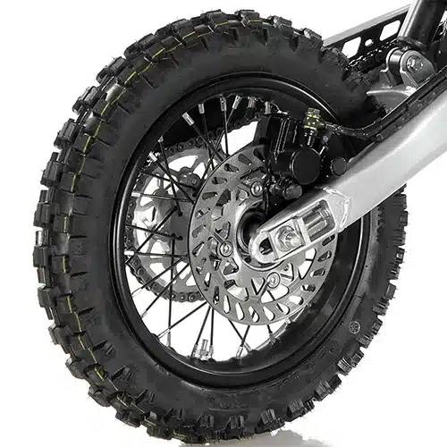 Hinterrad der RFZ Gazelle 110 mit grobstolligem Offroad-Reifen und Scheibenbremse