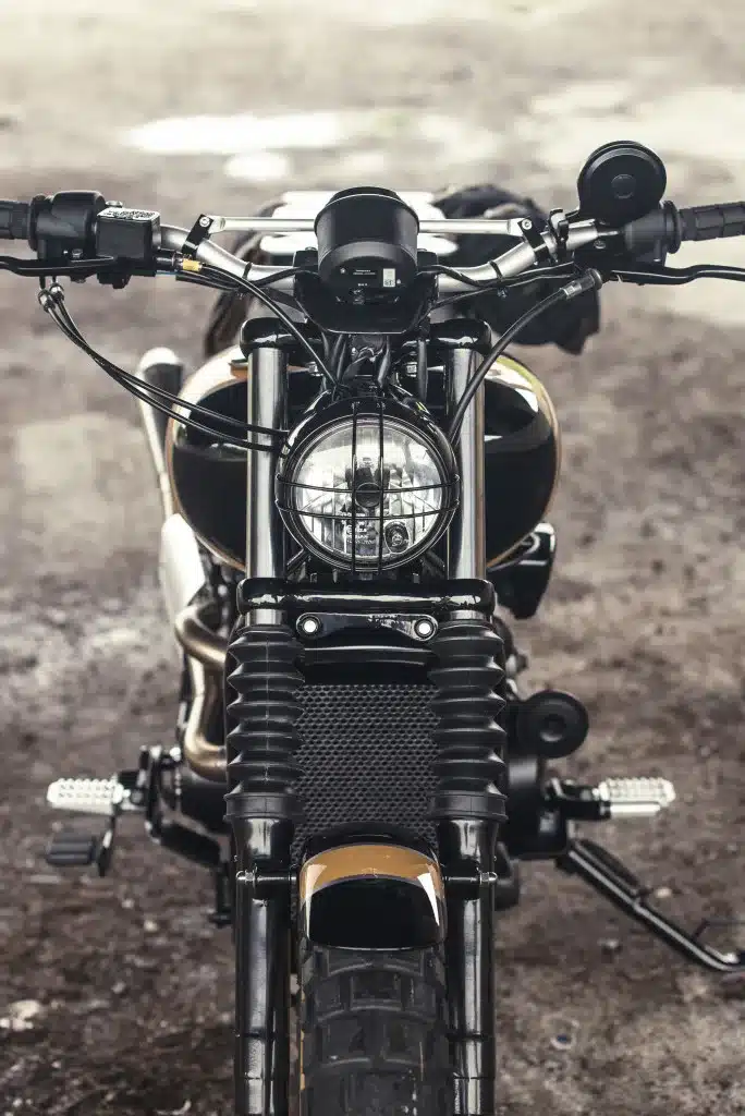 Frontansicht der individuell umgebauten Harley-Davidson Street 750 im Scrambler-Stil mit grobstolligen Reifen und Scheinwerfergitter.