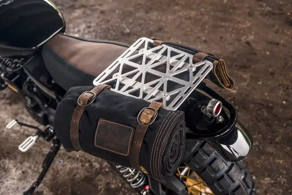 Gepäckträger und schwarze Werkzeugtasche auf dem modifizierten Heck einer Harley-Davidson Street 750 mit grobstolligem Reifen