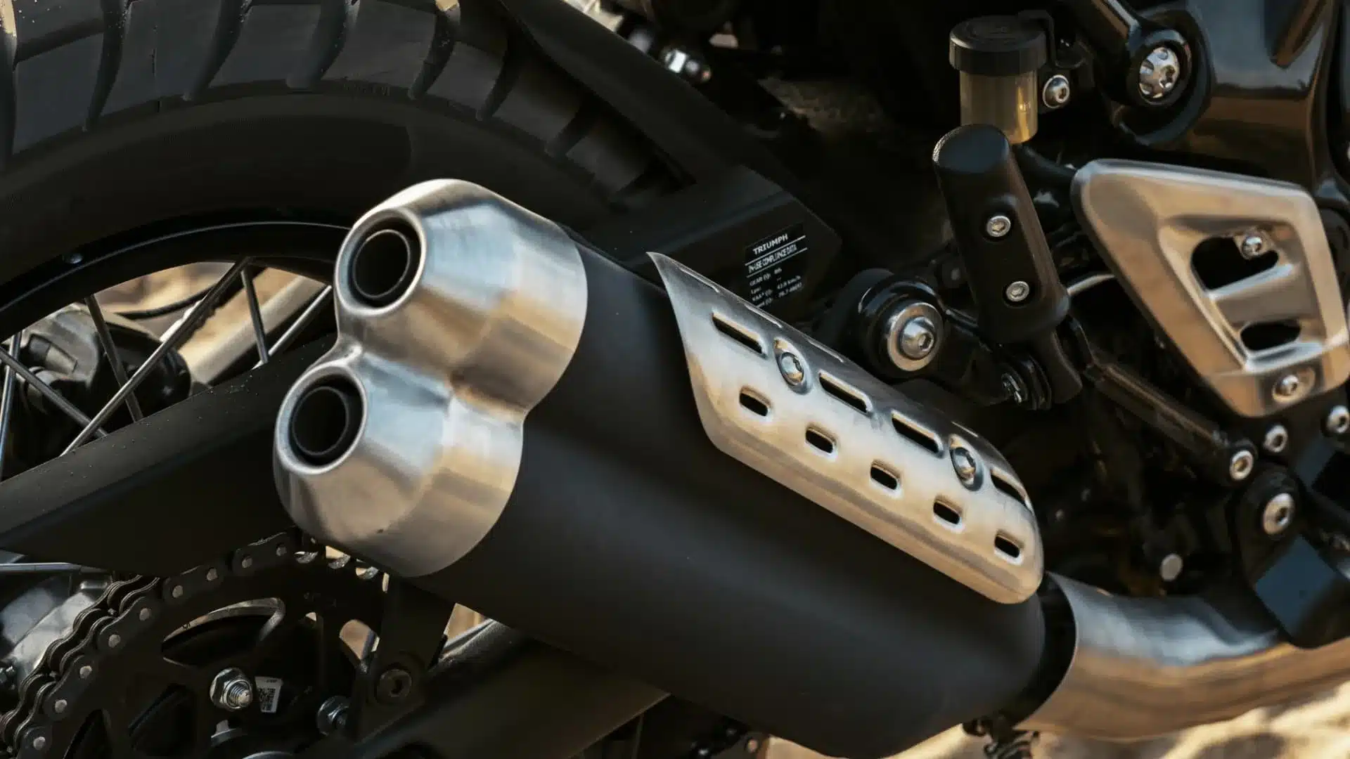 Nahaufnahme des Doppelauspuffs an der Triumph Scrambler 400 XC