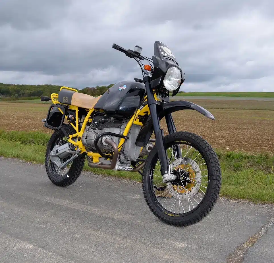 SWT-SPORTS BMW Boxer Umbau: Klassisches GS-Motorrad mit modernisierten Komponenten und Offroad-Ausstattung auf einer Landstraße