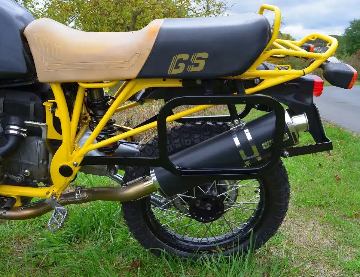Seitliche Detailansicht des Hecks einer stark umgebauten BMW GS mit gelbem Rahmen, Zentralfederbein und modernisierter Schwinge.
