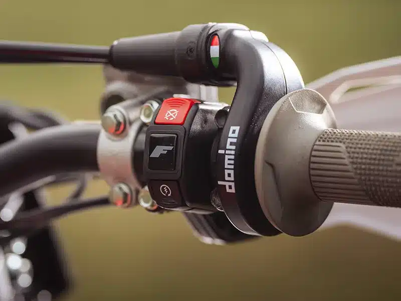 Nahaufnahme des rechten Lenkers mit Bedienelementen der Fantic XE 300