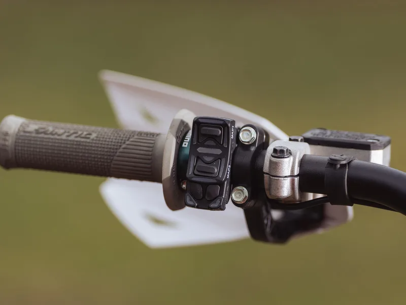 Lenkerarmatur mit Schaltern einer Fantic XE 300 Enduro im Detail