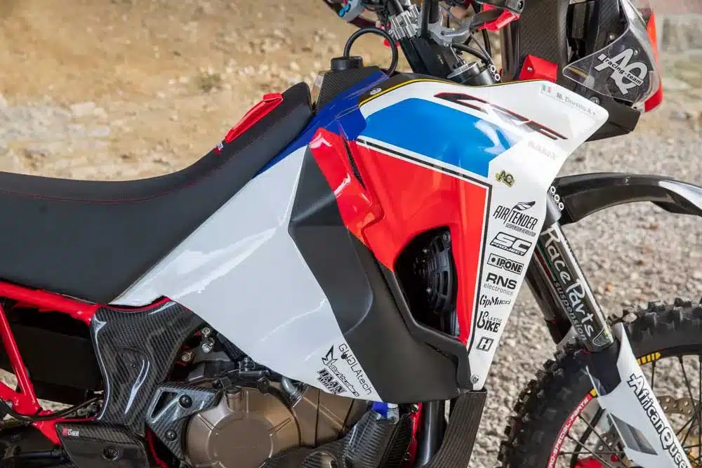 Nahaufnahme der AQ-Honda CRF 1000R EVO mit markantem Fronttank, Racing-Verkleidung und Carbonteilen