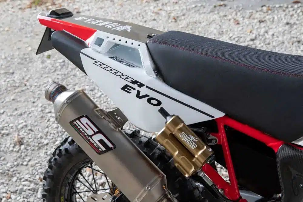 Auspuffanlage, Federbein und Sitzbank der AQ-Honda CRF 1000R EVO im Detail