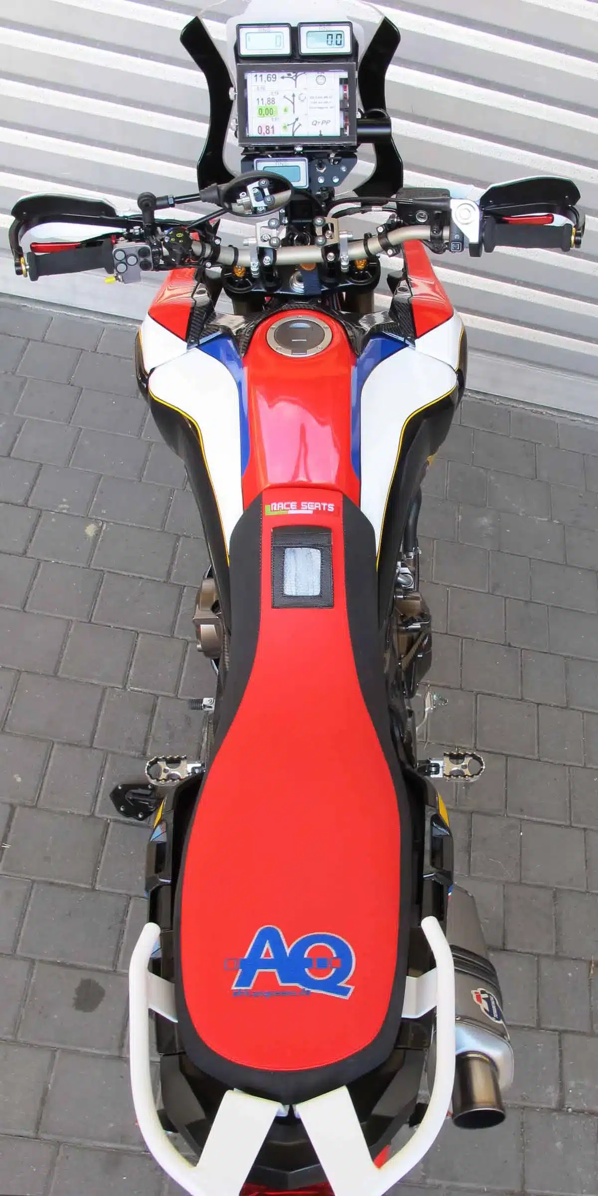 Obere Ansicht einer AQ Honda CRF 1000R Africa Twin mit roter Sitzbank und komplettem Rallye-Armaturenkit
