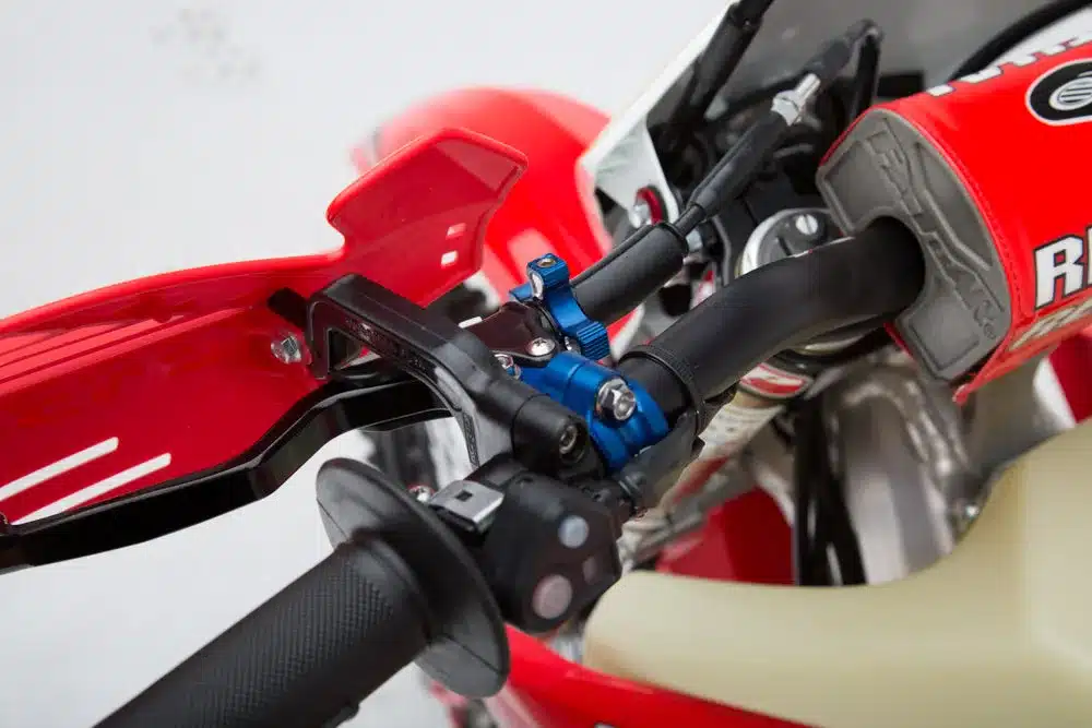 Nahaufnahme vom Lenker, Kupplungsarmatur, Handprotektor und Bedienelementen einer umgebauten Honda CRF450RX Enduro