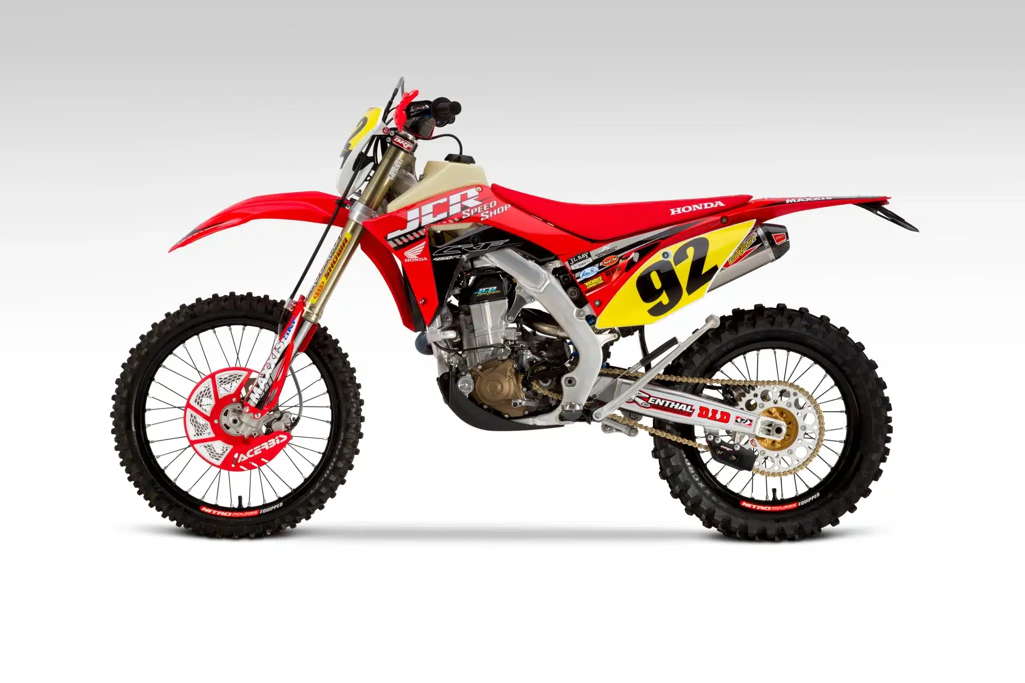 Honda CRF450RX als Enduro-Umbau mit Startnummer 92 und speziellem Offroad-Zubehör in Seitenansicht auf weißem Hintergrund