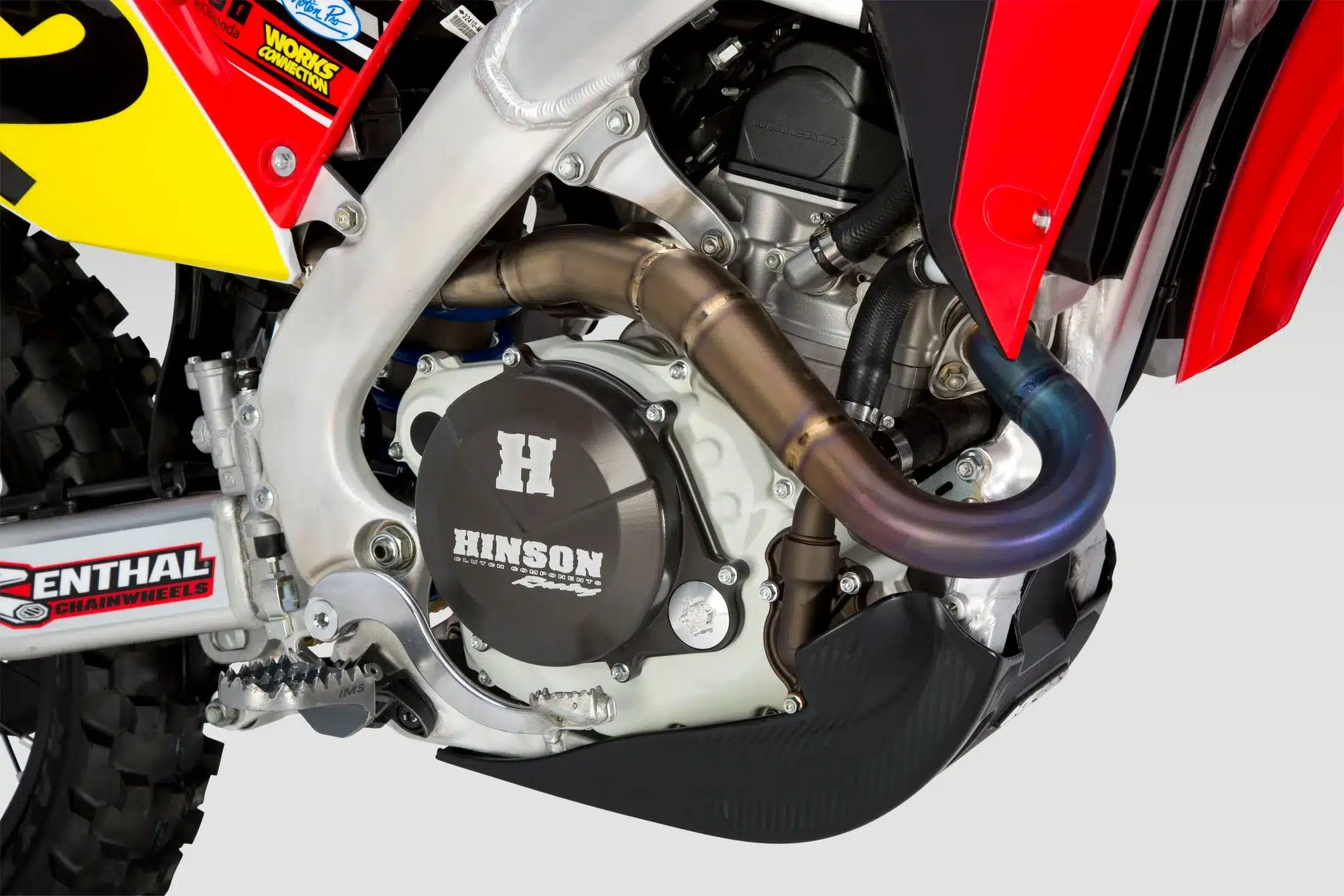 Detailansicht des Motorbereichs und Auspuffs einer Honda CRF450RX mit Hinson Kupplungsdeckel und Pro Circuit Auspuffanlage