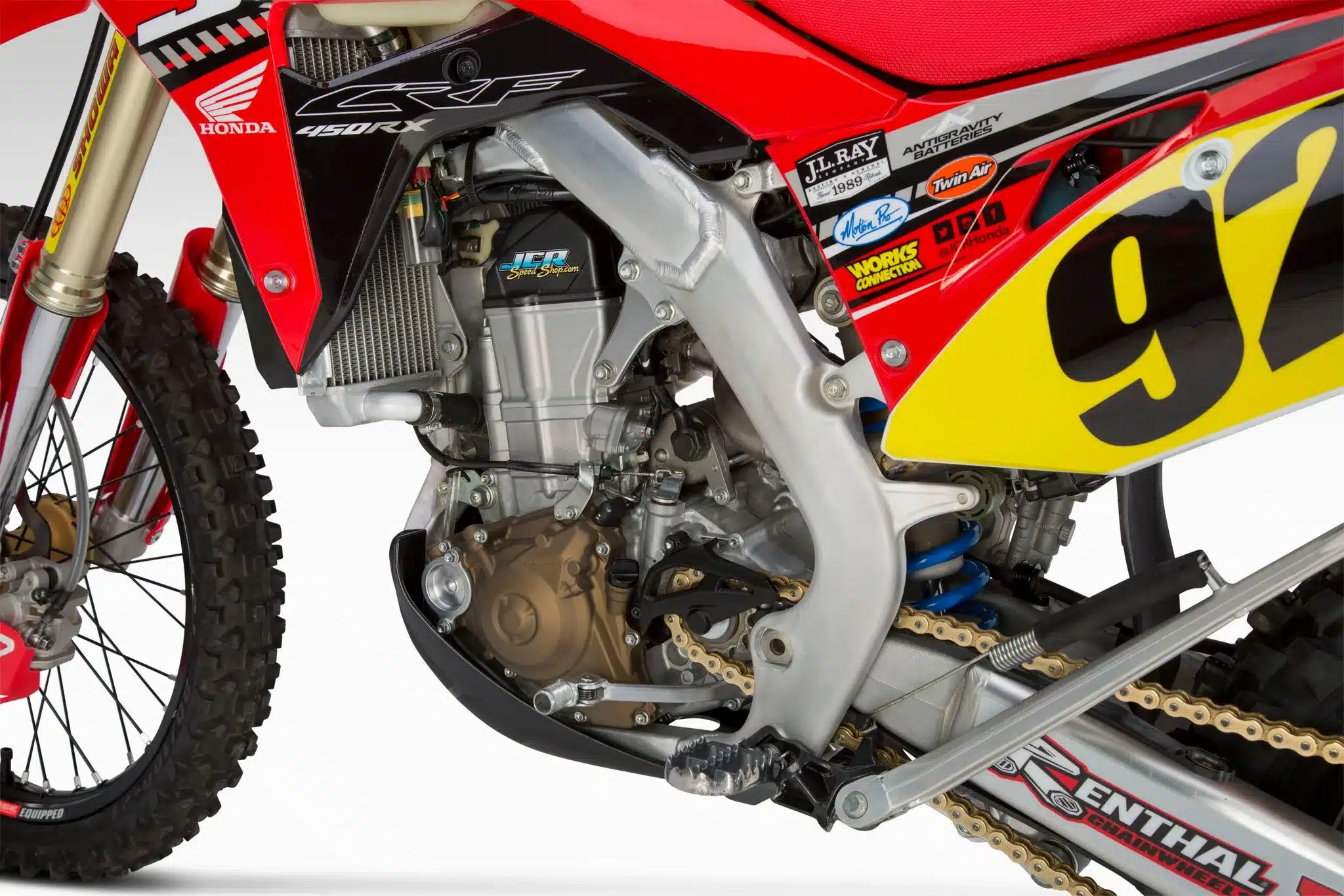 Detailansicht des Motors, Rahmens und Fahrwerks einer Honda CRF450RX mit verschiedenen Enduro-Umbauten.