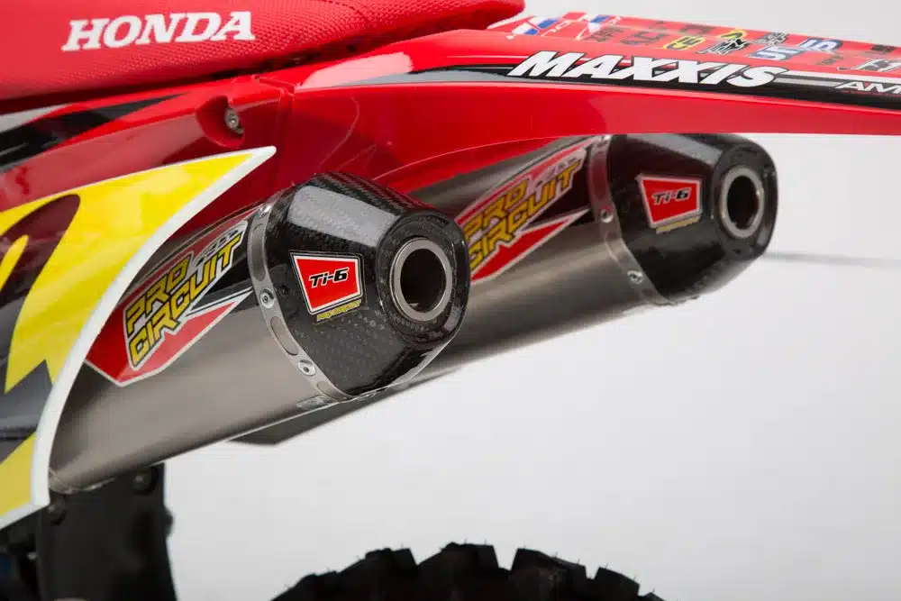 Pro Circuit Ti-6 Doppelauspuffanlage an Honda CRF450RX, Detailansicht von hinten