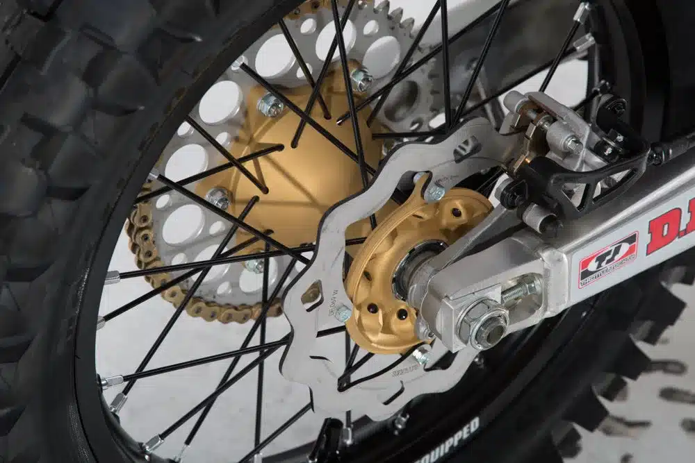 Hinterrad der Honda CRF450RX mit grobstolligem Reifen, goldener Nabe, Galfer Wave Bremsscheibe und D.I.D Dirt Star Felge