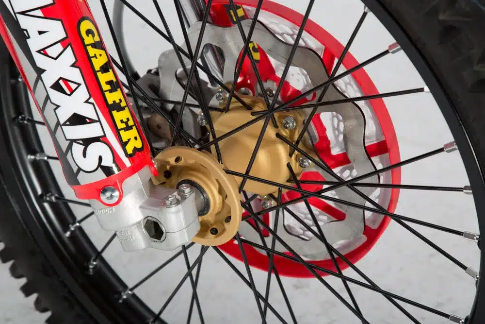 Nahaufnahme des Vorderrades einer umgebauten Honda CRF450RX mit Galfer-Bremsscheibe und Maxxis-Reifen