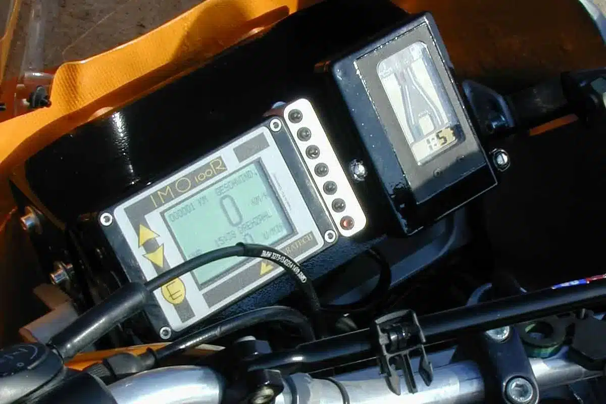 Cockpit mit digitalem IMO 100R Tripmaster und Navigationszubehör einer umgebauten BMW GS, Rallye-typisch