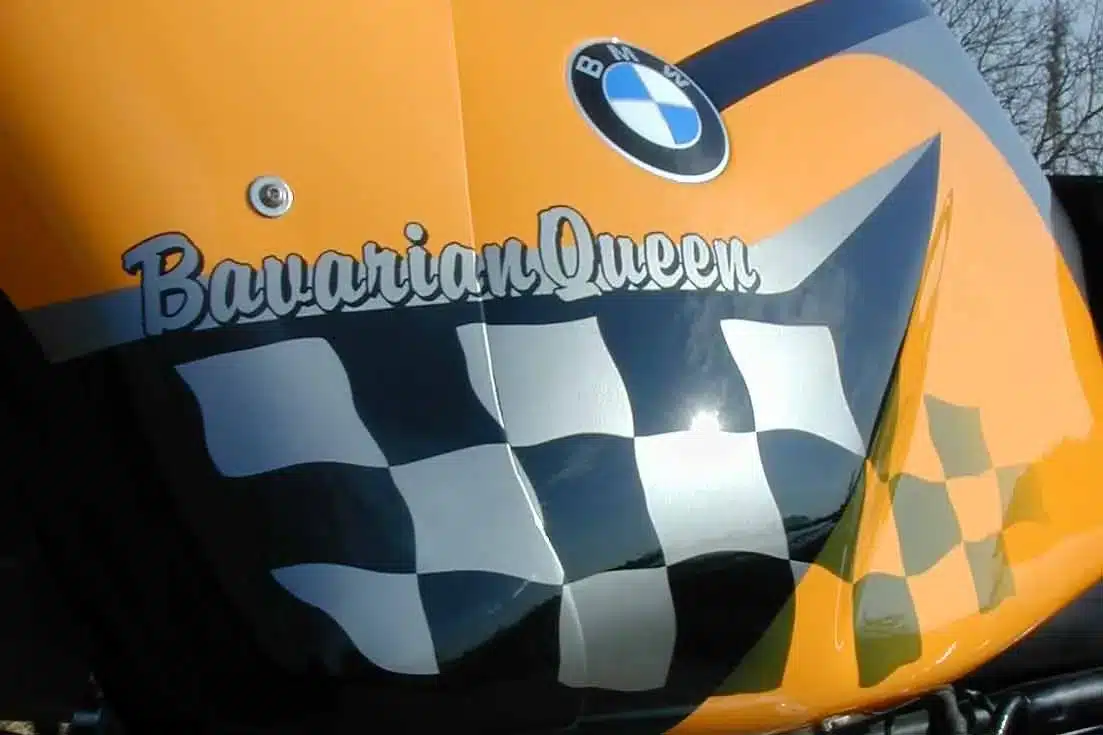 Tankt detail der Bavarian Queen auf BMW-GS-Basis mit schwarz-weißer Rennflagge und BMW-Logo