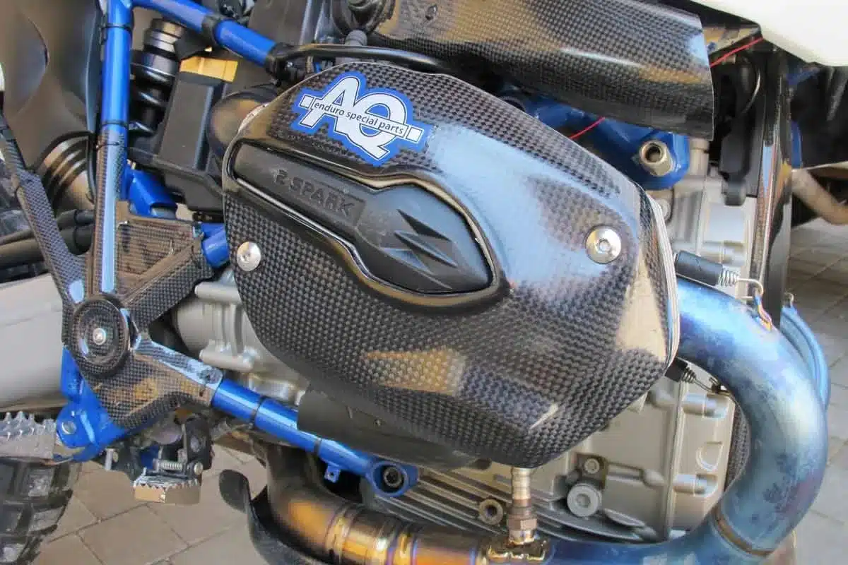 Nahaufnahme des Boxer-Motors der AfricanQueens HP2 Rallye mit Carbon-Zylinderkopfhaube und blauen Rahmenkomponenten.