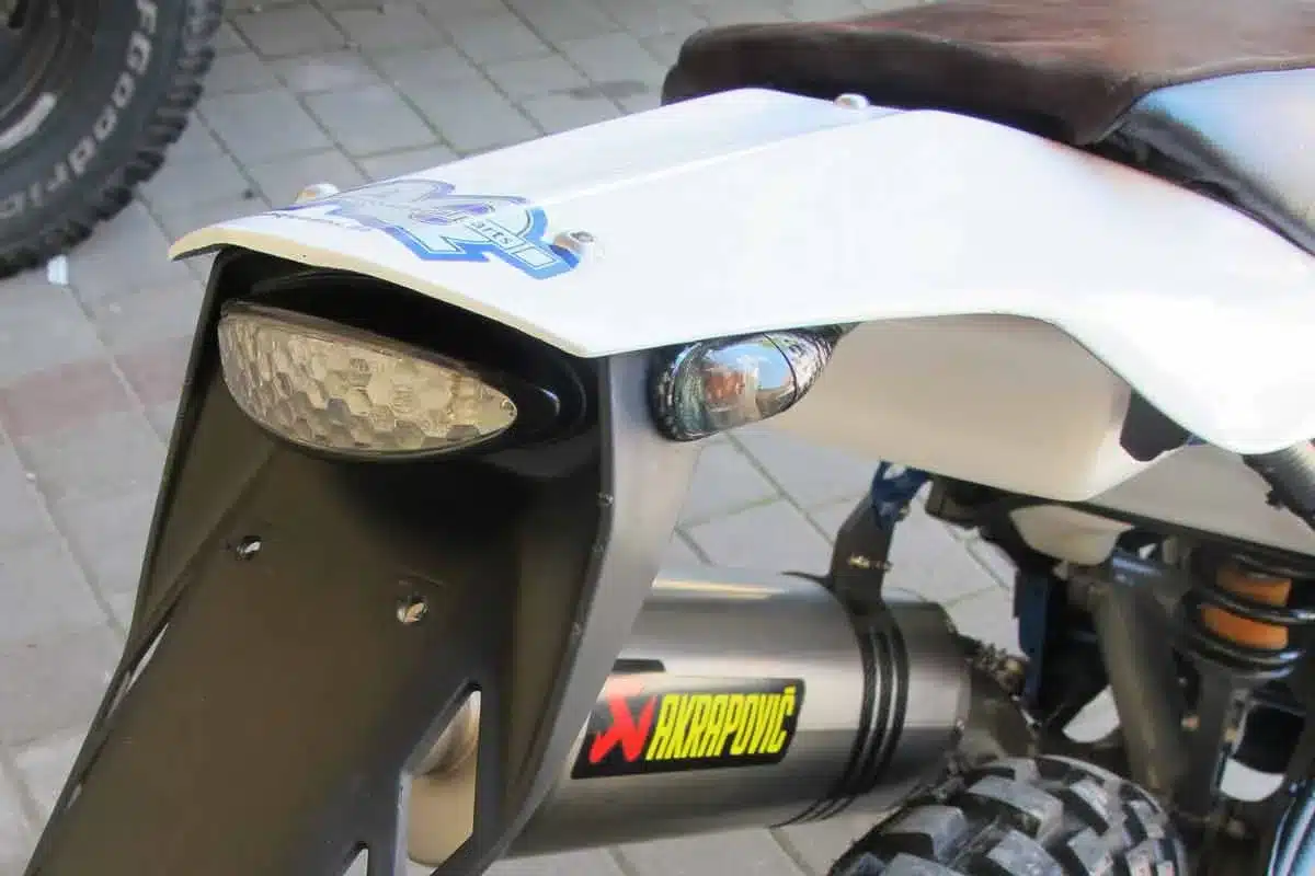 Heckansicht der AfricanQueens HP2 Rallye mit Akrapovic-Auspuffanlage und Rücklicht