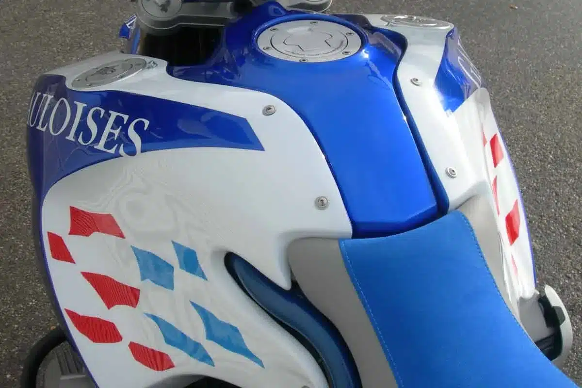 Großer Zusatztank der BMW HP2 EXR mit blau-weißen Rallye-Dekoren