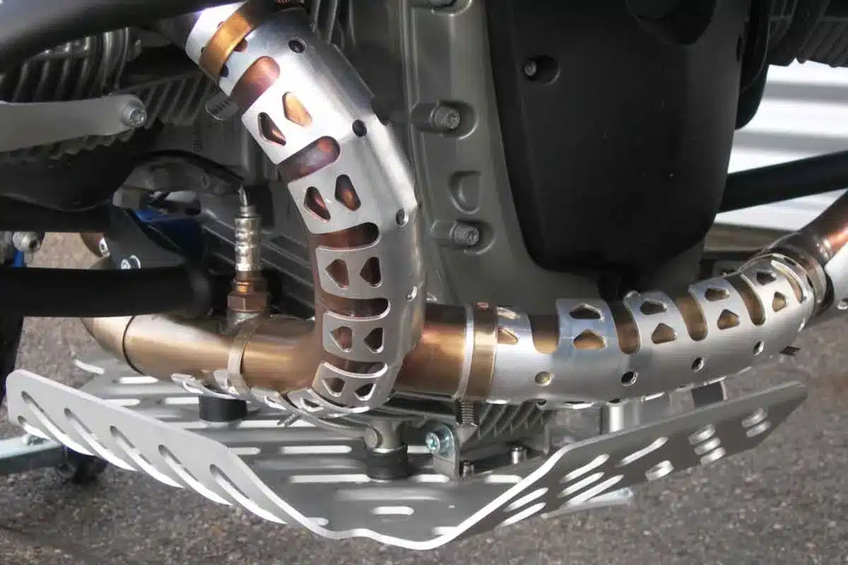 Nahaufnahme des Motorschutzes und der Auspuffanlage einer BMW HP2 EXR mit Hitzeschutzblech