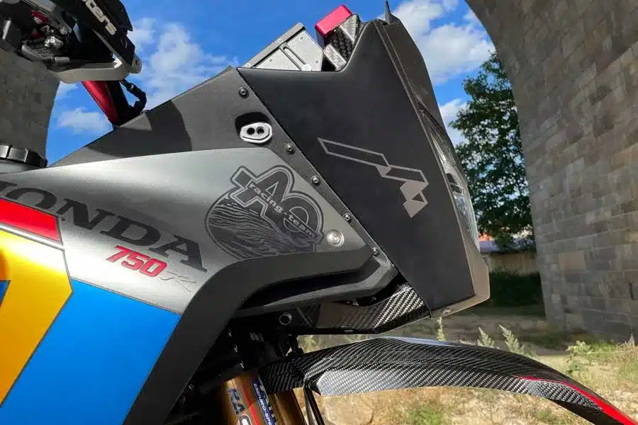 Nahaufnahme der AQ-Honda XL 750R Transalp mit auffälligem Rallye-Verkleidungskit und dekorativen Grafiken