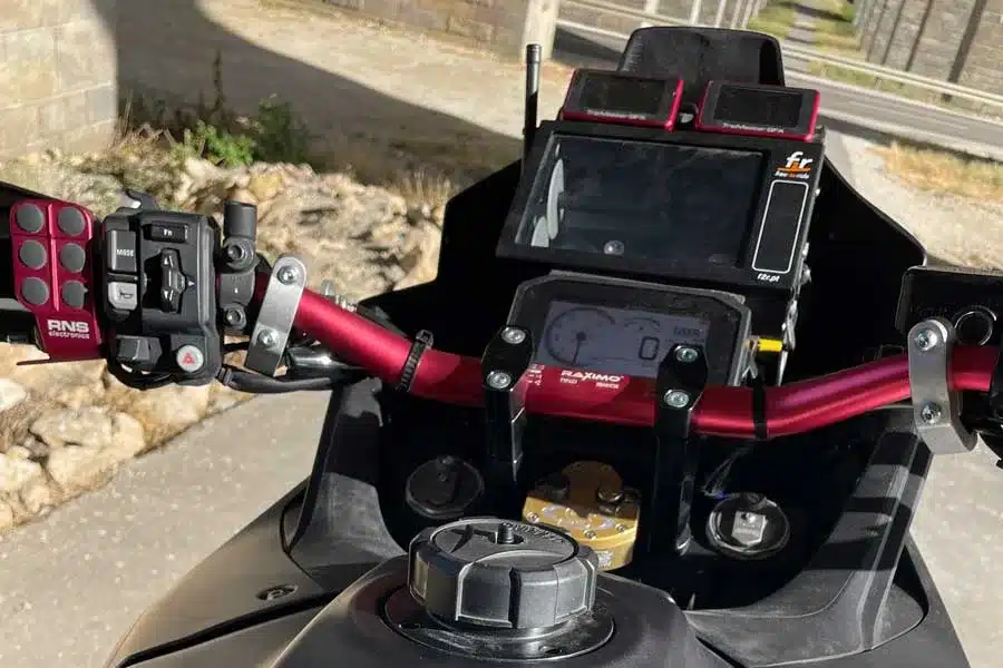 Cockpit einer AQ-Honda XL 750R Transalp mit Rallye-Instrumenten, Roadbook und speziellem Lenker.