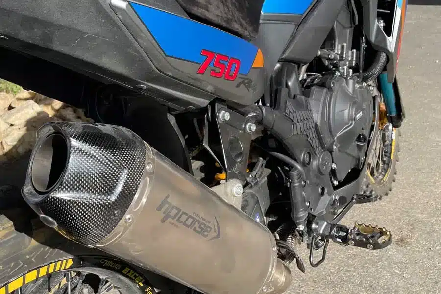 Detailaufnahme der AQ-Honda XL 750R Transalp mit Titan-Auspuffanlage und Rallye-Markierungen.