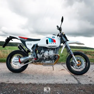 SWT-SPORTS Supermoto BMW R 1043 SM Motorradumbau im freien Gelände bei bewölktem Himmel