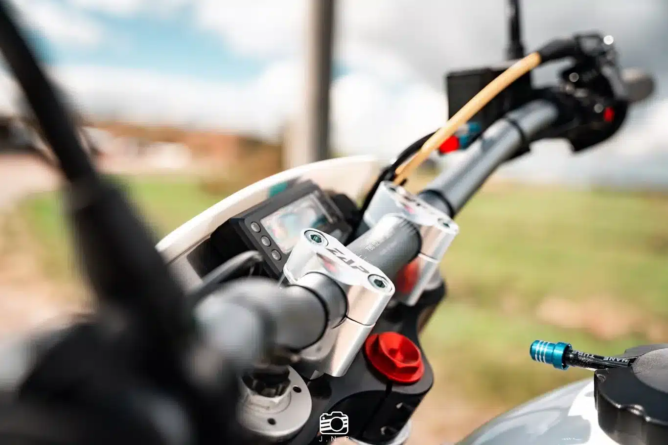 Lenker und Cockpit einer umgebauten BMW Supermoto, Detailansicht mit Digitaldisplay.