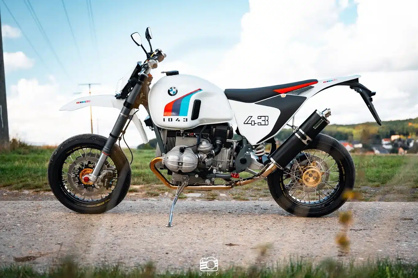 BMW R 1043 SM Supermoto-Umbau mit weißem Tank und sportlicher Fahrwerksgeometrie, aufgenommen im Freien