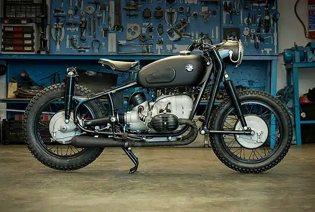 Restaurierte BMW R50 von 1955 mit Earles-Gabel und schwarzem Finish in Werkstattumgebung