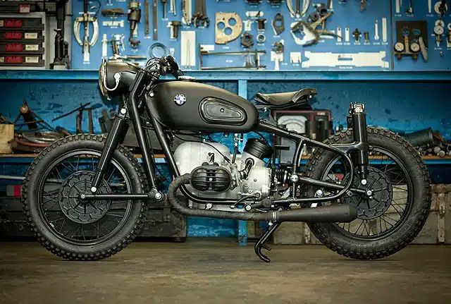 Restaurierte BMW R50 Baujahr 1955 in Schwarz im Werkstattumfeld