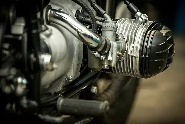 BMW R50 Boxermotor von 1955 mit neu aufgebauten, schwarz lackierten Motorteilen und polierten Elementen im Detail.