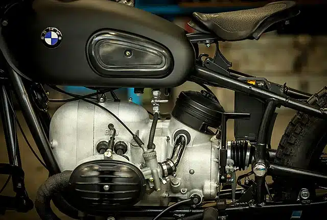 Nahaufnahme des Motors einer restaurierten BMW R50 von 1955 mit mattschwarzem Tank und Pagusa-Sattel