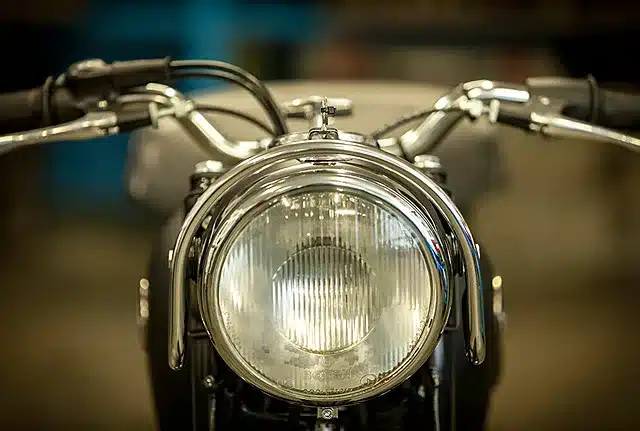 Frontansicht Scheinwerfer und Lenker einer klassischen BMW R50 von 1955