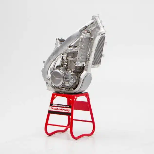 Rahmen mit Motor und Kühlsystem der Honda CRF450X auf einem roten Montageständer