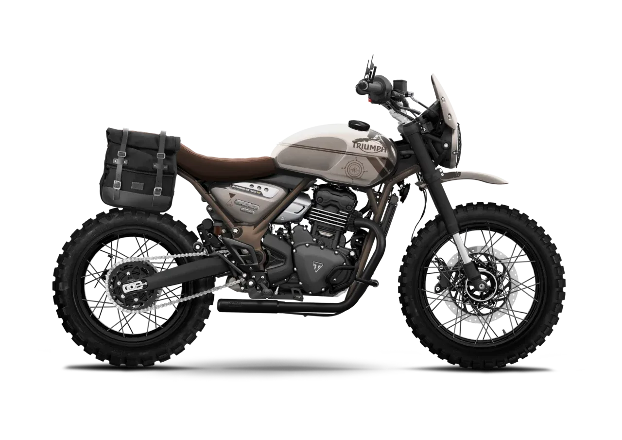 Triumph Scrambler 400 Escape mit brauner Sitzbank, Satteltasche und groben Stollenreifen in Seitenansicht