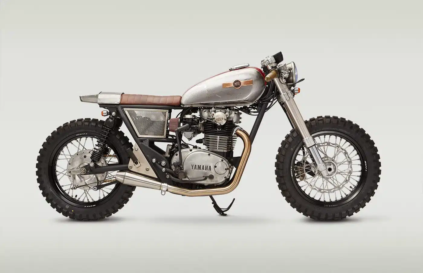Seitenansicht einer individuell umgebauten Yamaha XS650 als XS675 Redstripe mit Supermoto-Elementen und brauner Sitzbank.