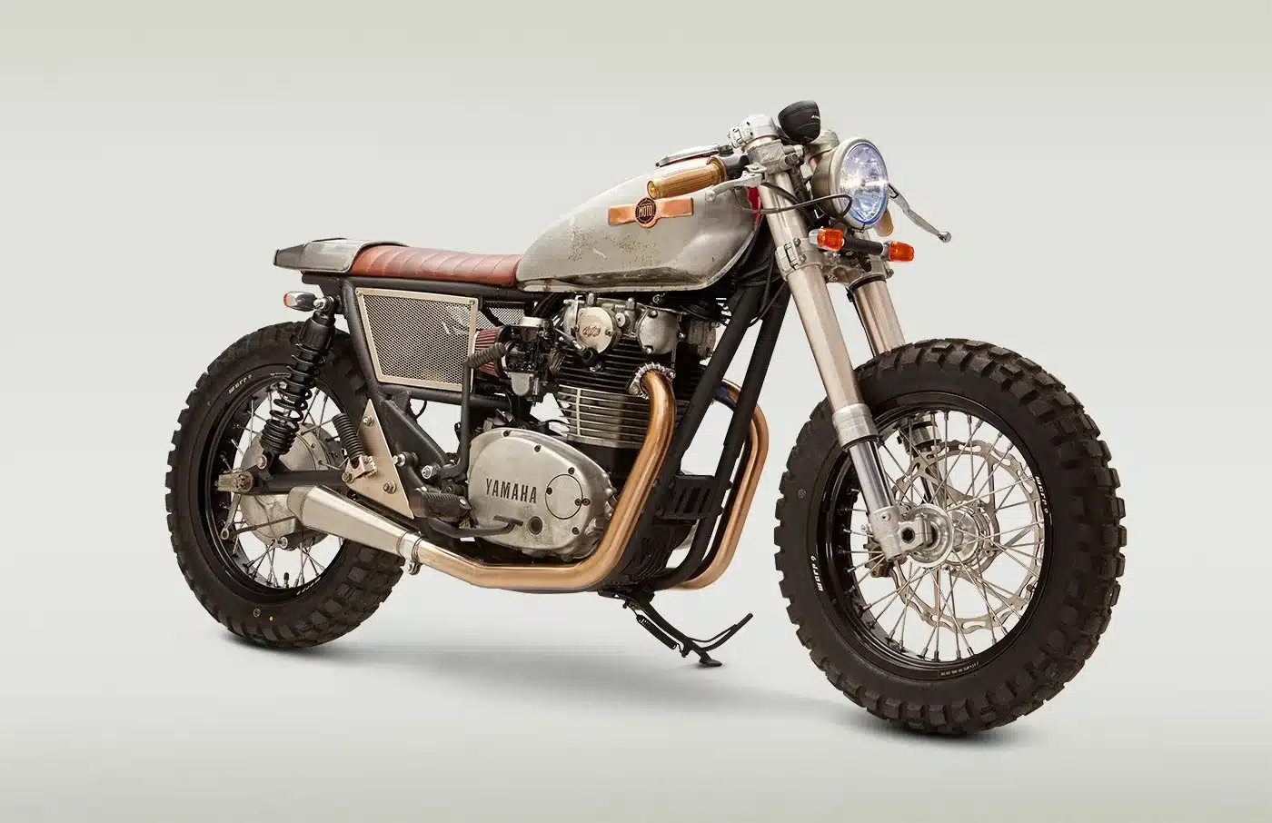 Yamaha XS675 Redstripe Custom-Motorrad mit Supermoto-Rädern und speziellem Sitz.