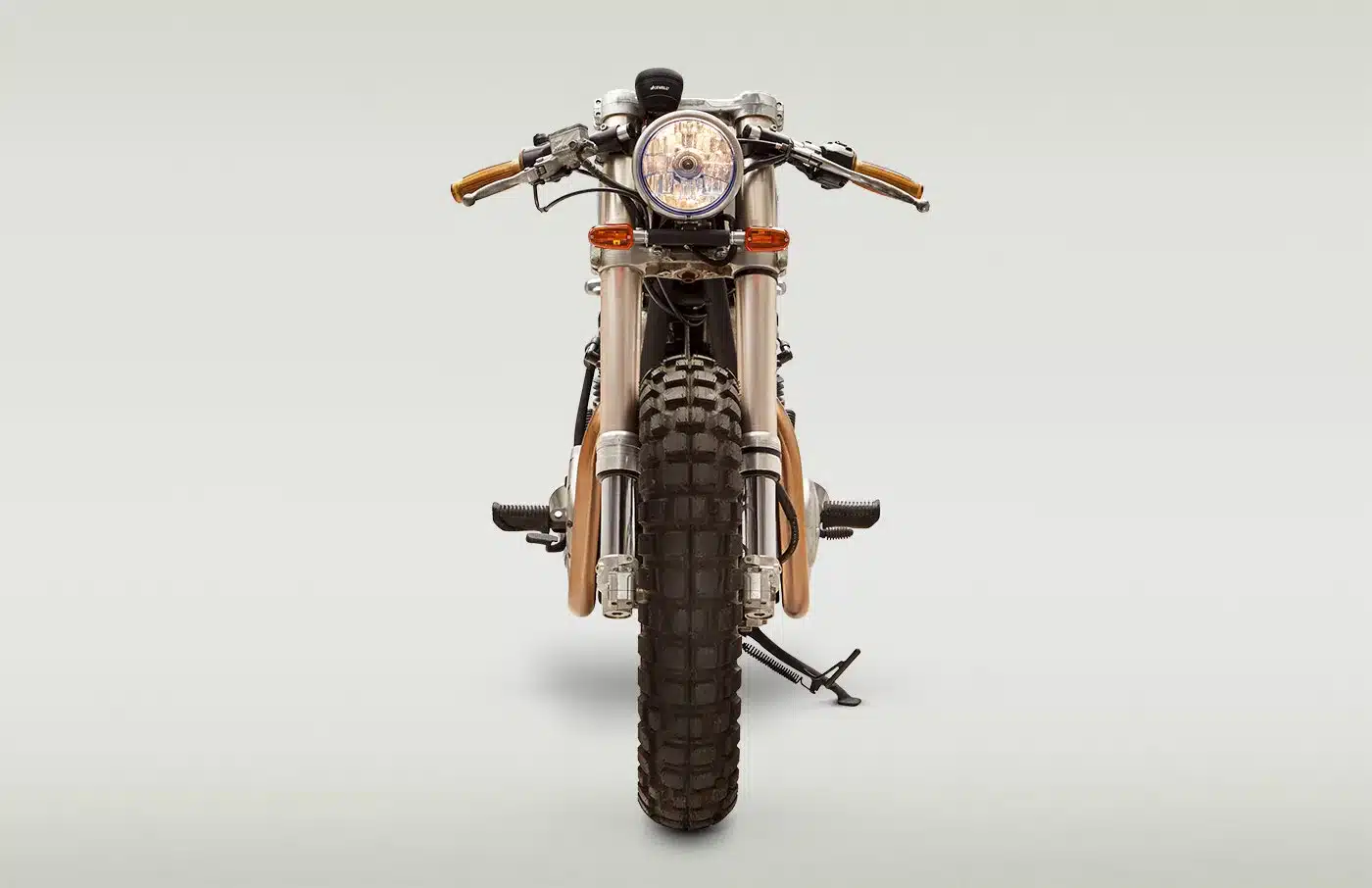 Frontansicht der Custom Yamaha XS675 Redstripe mit grobstolligem Vorderreifen, modifizierter Gabel und puristischem Styling.