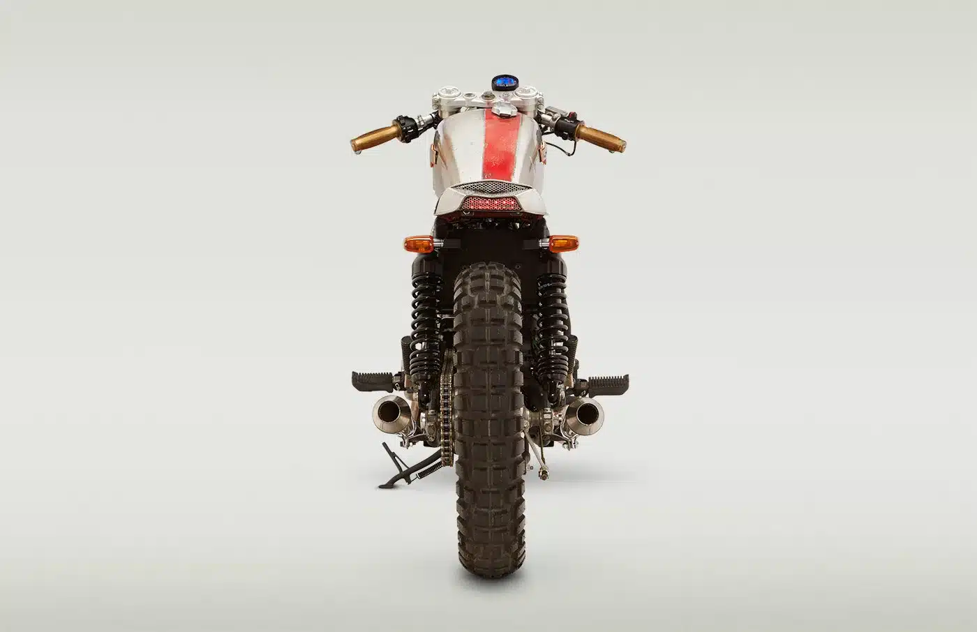 Heckansicht einer Yamaha XS675 Redstripe mit grobstolligem Hinterreifen, Edelstahl-Schalldämpfern und zweisitziger Sitzbank.